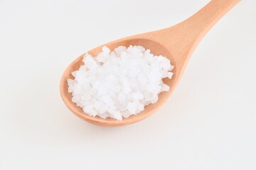 木製スプーンの上の大粒の塩