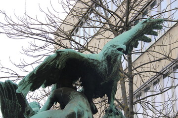 Estatua de bronce 
