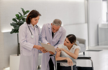 Obraz premium Doctor talks to the patient about the diagnosis and lab test results. Explaining how medical procedures work and giving patients advice about hygiene, preventive care, lifestyle changes and dieting.