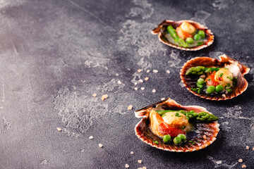 Cooked scallops with vegetables