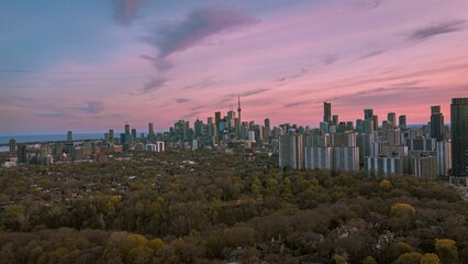 Obraz premium Toronto city with Pink Sunset from Don Valley