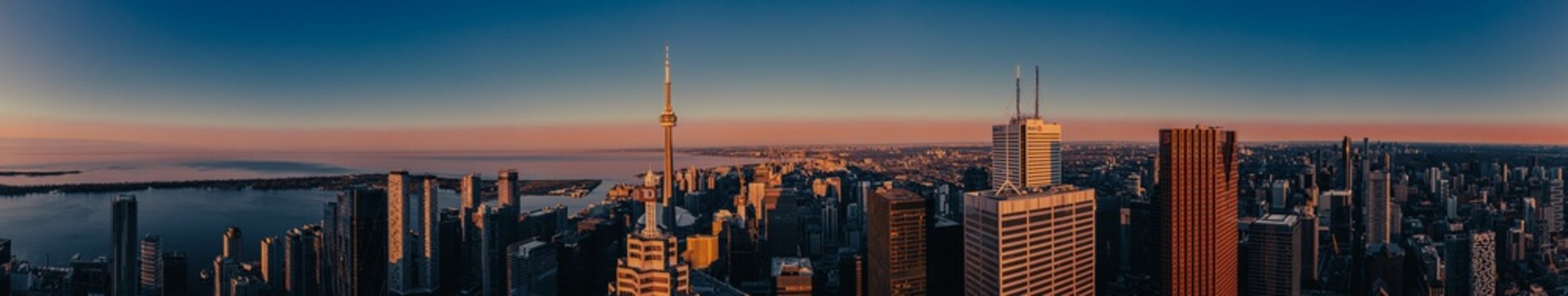 Fototapeta Cinematic panorama of a beautiful sunrise in Toronto