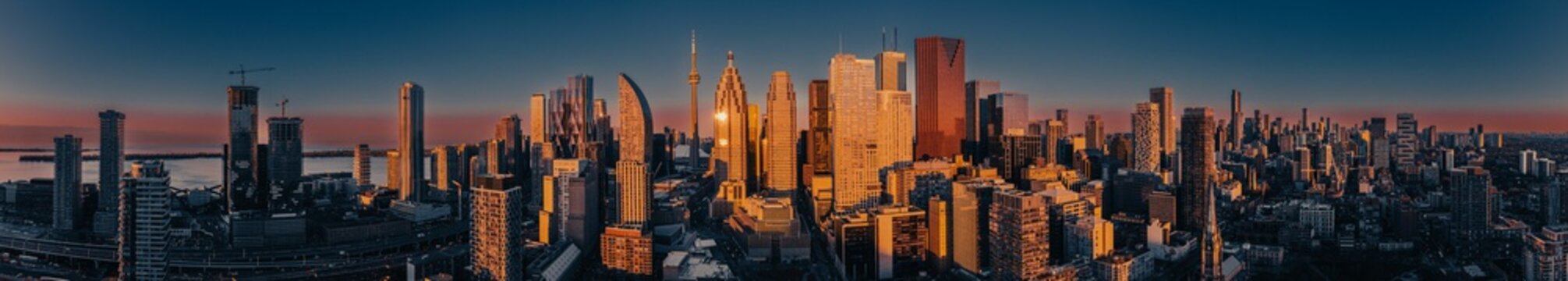 Fototapeta Cinematic panorama of a beautiful sunrise in Toronto