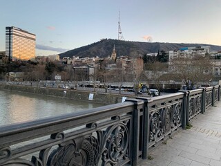 Scenic view of a bridge on the Mtkvari (Kura) River in Tbilisi, Georgia on cold season - obrazy, fototapety, plakaty