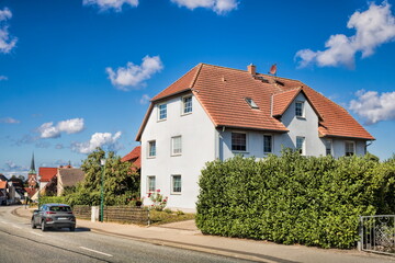 kröpelin, deutschland - stadtbild mit sanierten mehrfamilienhaus