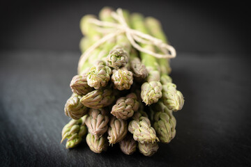 Bündel frischer grüner Spargel - dunkles Ambiente