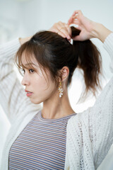 Fototapeta premium ヘアアレンジをする女性