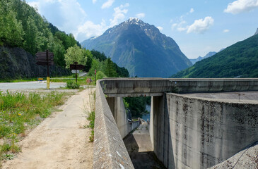 Obraz na płótnie Canvas Alpen in Frankreich - Route des Grandes Alpes mit Staudamm