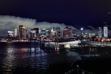 Obraz premium Breathtaking view of the night cityscape by the sea