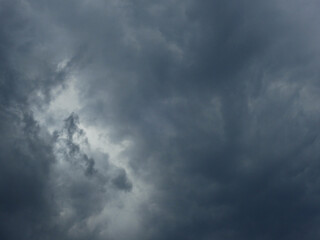 Obraz premium dark cloudy of the rain on sky background