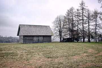 Obraz premium Old wooden barn in the field after rain near Nemcice, Czech republic