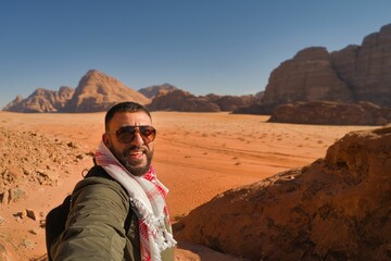 hombre en el desierto de wadi rum