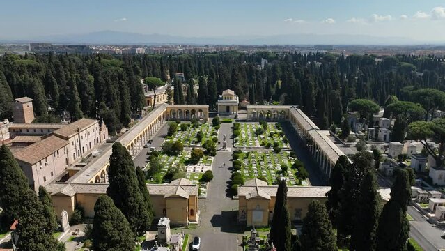 Il cimitero Verano di Roma, Italia.
Vista aerea con drone del cimitero.