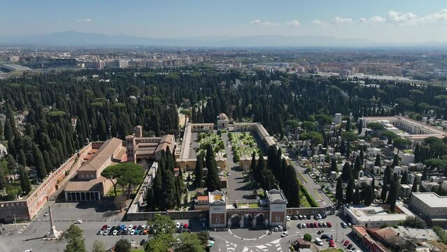 Il cimitero Verano di Roma, Italia.
Vista aerea con drone del cimitero.