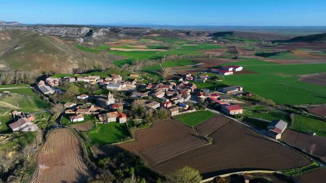 Amaya town at the base of the hanging syncline of Pe&ntilde;a Amaya. World geological heritage by UNESCO. Las Loras Geopark. Burgos. Castile and Leon. Spain, Europe