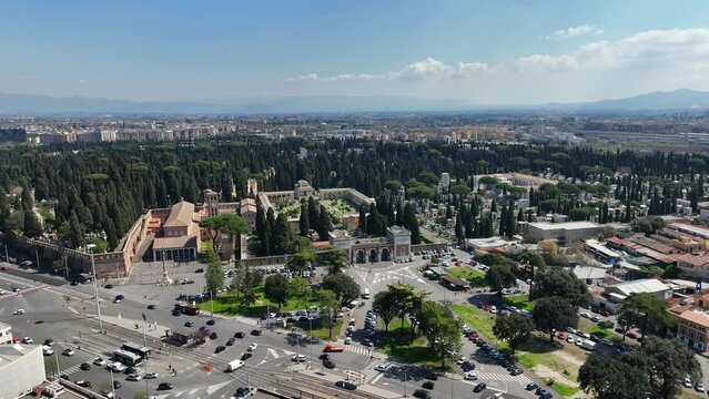 Il cimitero Verano di Roma, Italia.
Vista aerea con drone del cimitero.