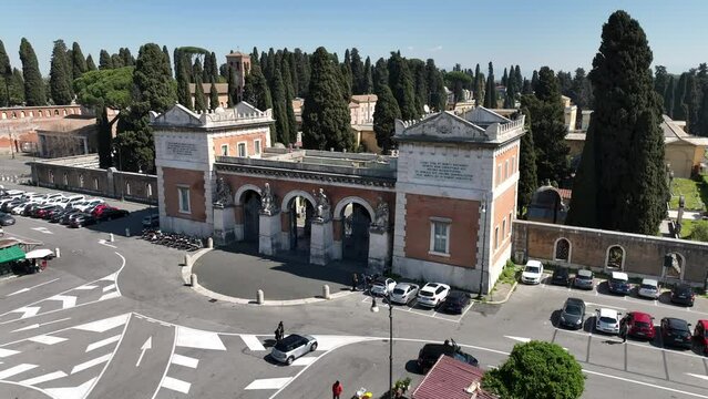 Il cimitero Verano di Roma, Italia.
Vista aerea con drone del cimitero.