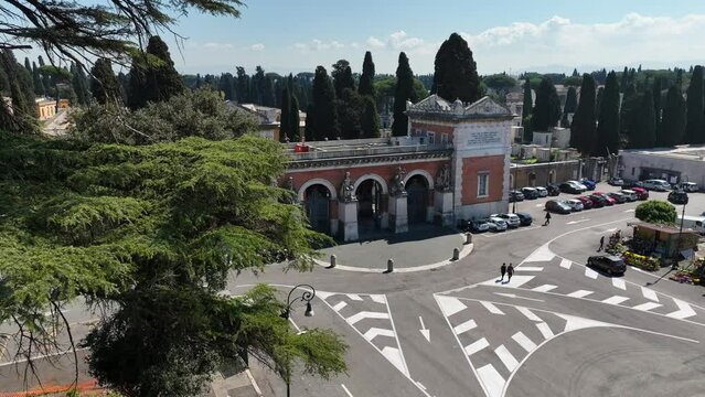 Il cimitero Verano di Roma, Italia.
Vista aerea con drone del cimitero.