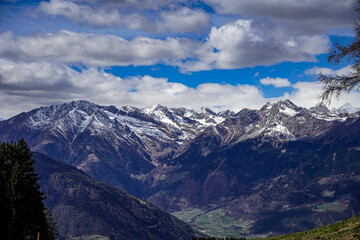 Obraz na płótnie Canvas Snow covered mountain range in springtime 