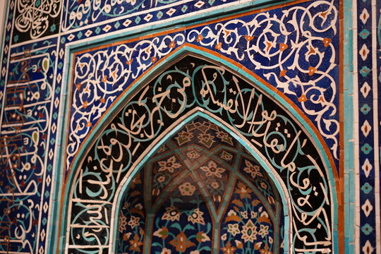 Alte iranische Gebetsnische im Asiatischen Museum des Humboldt Forums in Berlin am 07.04.2023