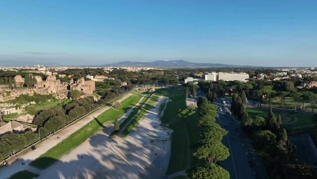 Roma, il Circo Massimo e il Colle Palatino con le rovine dell'antica Roma.
Vista aerea del quartiere Aventino.