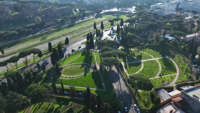 Il roseto comunale nel quartiere Aventino di Roma.
Vista aerea del giardino delle rose al Circo Massimo.