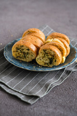 garlic bread in a blue plate