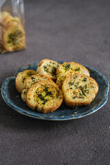 garlic bread in a blue plate
