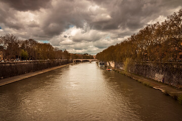 Fototapeta na wymiar an unusual color of the Tiber accompanies tourists to discover Rome on a cloudy October day
