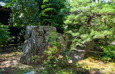 石庭　小布施町｜存在感のある巨石が立派な和風庭園が一般公開されています
