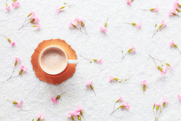 カフェオレと小さな花の背景