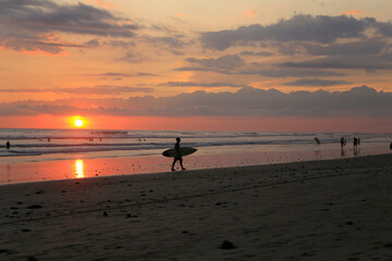 Sonnenuntergang mit Surfer am Strand von Santa Teresa, Costa Rica
