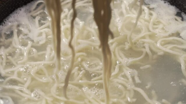 The whole process of making traditional Beijing fried noodles