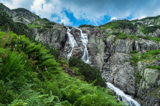 Mierzący 65 metrów wodospad w Tatrach Wysokich, największy w kraju.