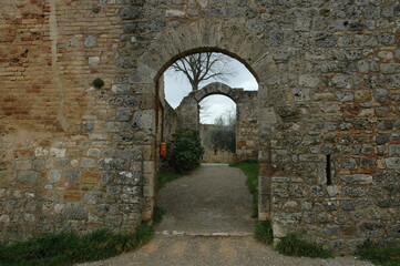 Fototapeta na wymiar Porta ed ingresso della fortezza di San Gimignano in alto della collina :