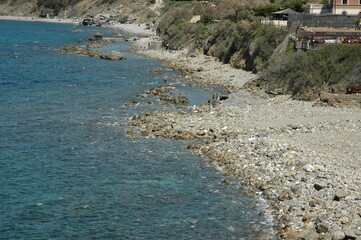 lungomare di Livorno senza sabbia. Solo scogli.