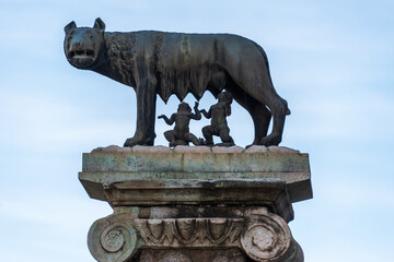 Rom, Italien, Apr. 2023 Skulptur der Capitolinischen W&ouml;lfin und Zwillingen Romulus und Remus der Sage nach den Gr&uuml;ndern der Stadt Rom auf dem Capitolsh&uuml;gel
