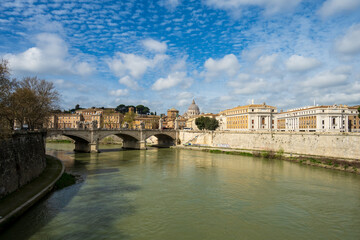 Rom, Italien, Apr. 2023 Blick von der Ponte sant Angelo zum Vatikan mit der Kuppel des Petersdoms im Hintergrund