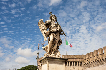 Rom, Italien, Apr. 2023 Skulptur eines Engels auf der Ponte Sant Angelo vor blauem Himmel und...