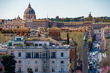 Rom, Italien, Apr. 2023 Blick von der Terrazza del Pincio auf den Piazza Popolo und die Stadt bis...