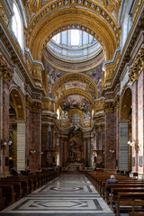 Rom, Italien, Apr. 2023 Innenaufnahme der Kirche Santi Ambrogio e Carlo in der Via del Corso