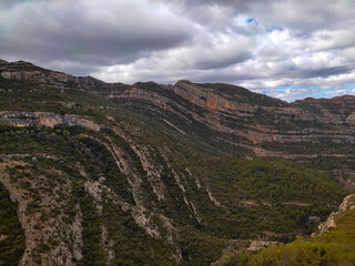 Naklejka premium Montsant range Mountains in a cloudy day