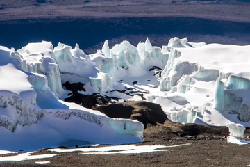 Photo sur Plexiglas Kilimandjaro Glaciers and ice on the slope of Mount Kilimanjaro. Bright sunlight 