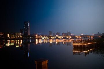 Naklejka premium city skyline at dusk