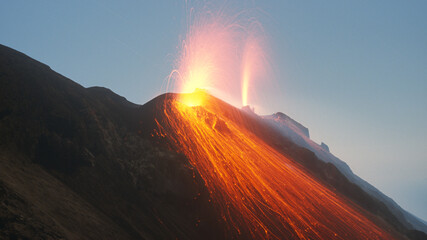 Eruption von zwei zwei Kratern des Vulkans Stromboli in der Blauen Stunde