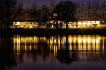 Fototapeta na wymiar Pałacyk nad rzeką nocą