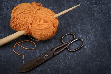 Old retro scissors and a skein of yarn on gray background, close up - 590564005