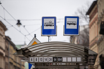 Znak tramwaj i autobus. Połączony przystanek tramwajowo-autobusowy. Tram and bus sign. Combined tram and bus stop. - obrazy, fototapety, plakaty