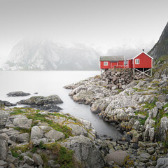 Landschaft mit Fjord und roten Häusern der Stadt Hamnøy auf den Lofoten in Norwegen - 590574225