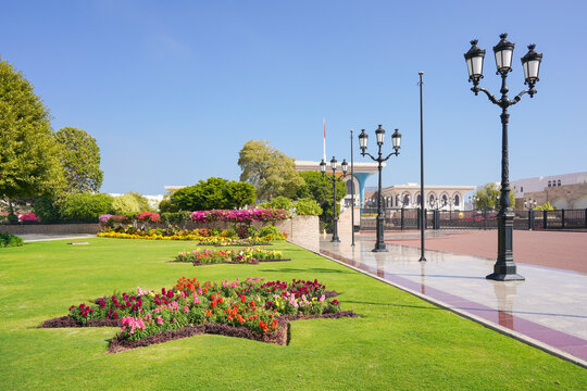Zufahrt mit Gartenanlage zum Präsidentenpalast in Muscat, Sultanat von Oman